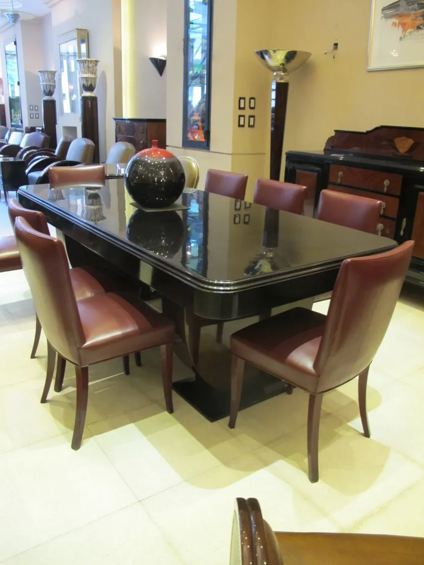 Oito cadeiras antigas para restaurar em um ambiente elegante