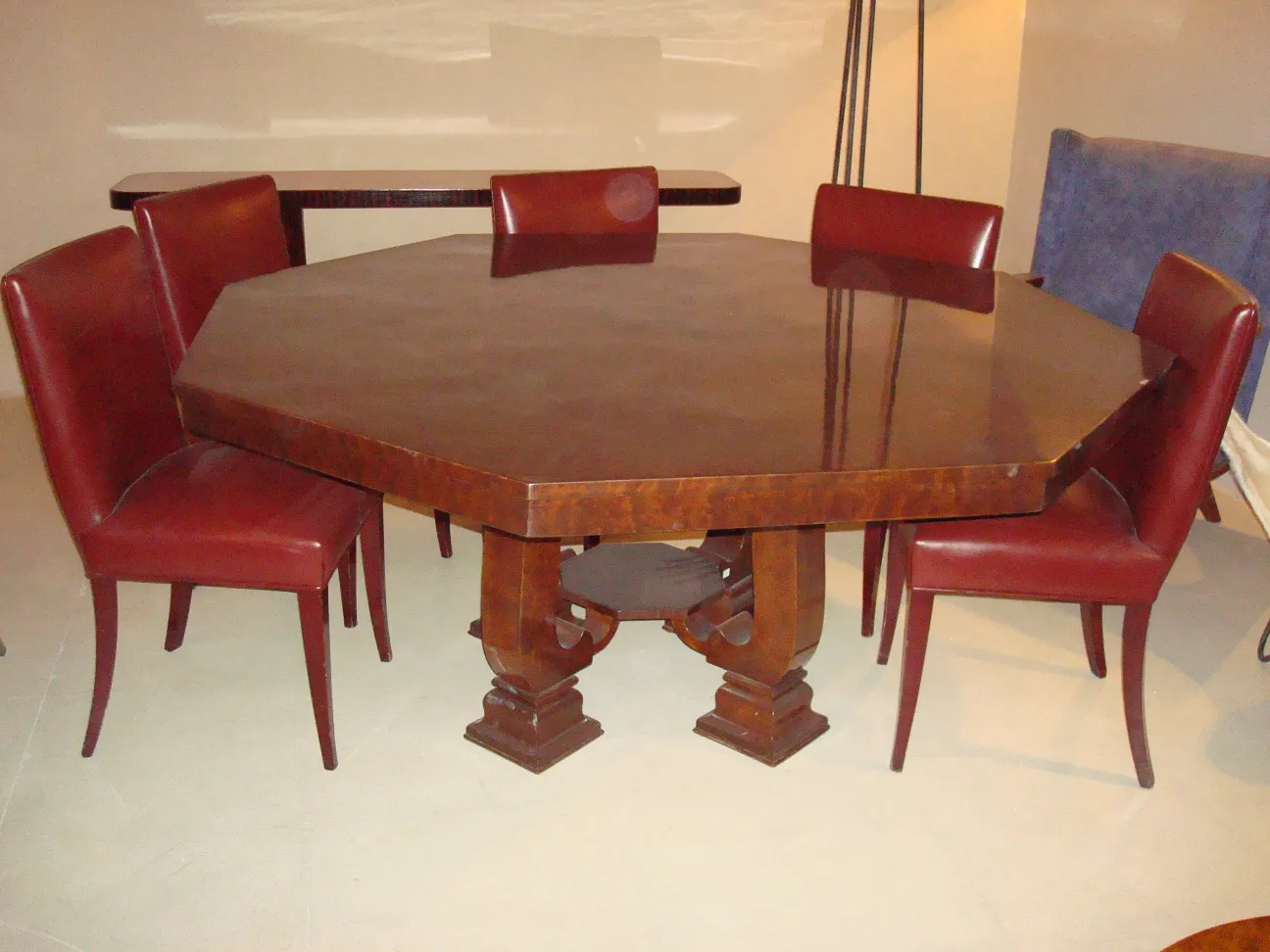 Otto sedie antiche pronte per il restauro, in un ambiente accogliente.