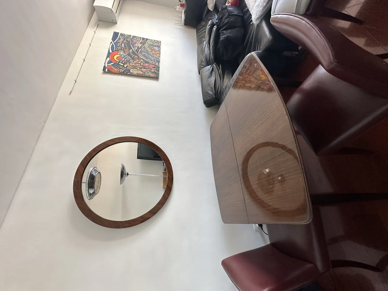 Vista di 8 sedie antiche in un ambiente moderno con tavolo rettangolare e specchi