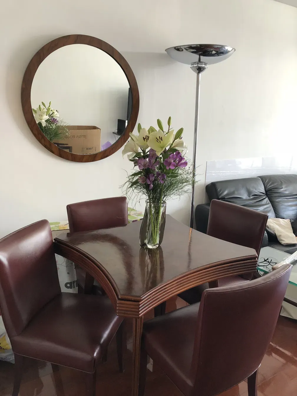 oito cadeiras antigas, fundo moderno, com decoração floral