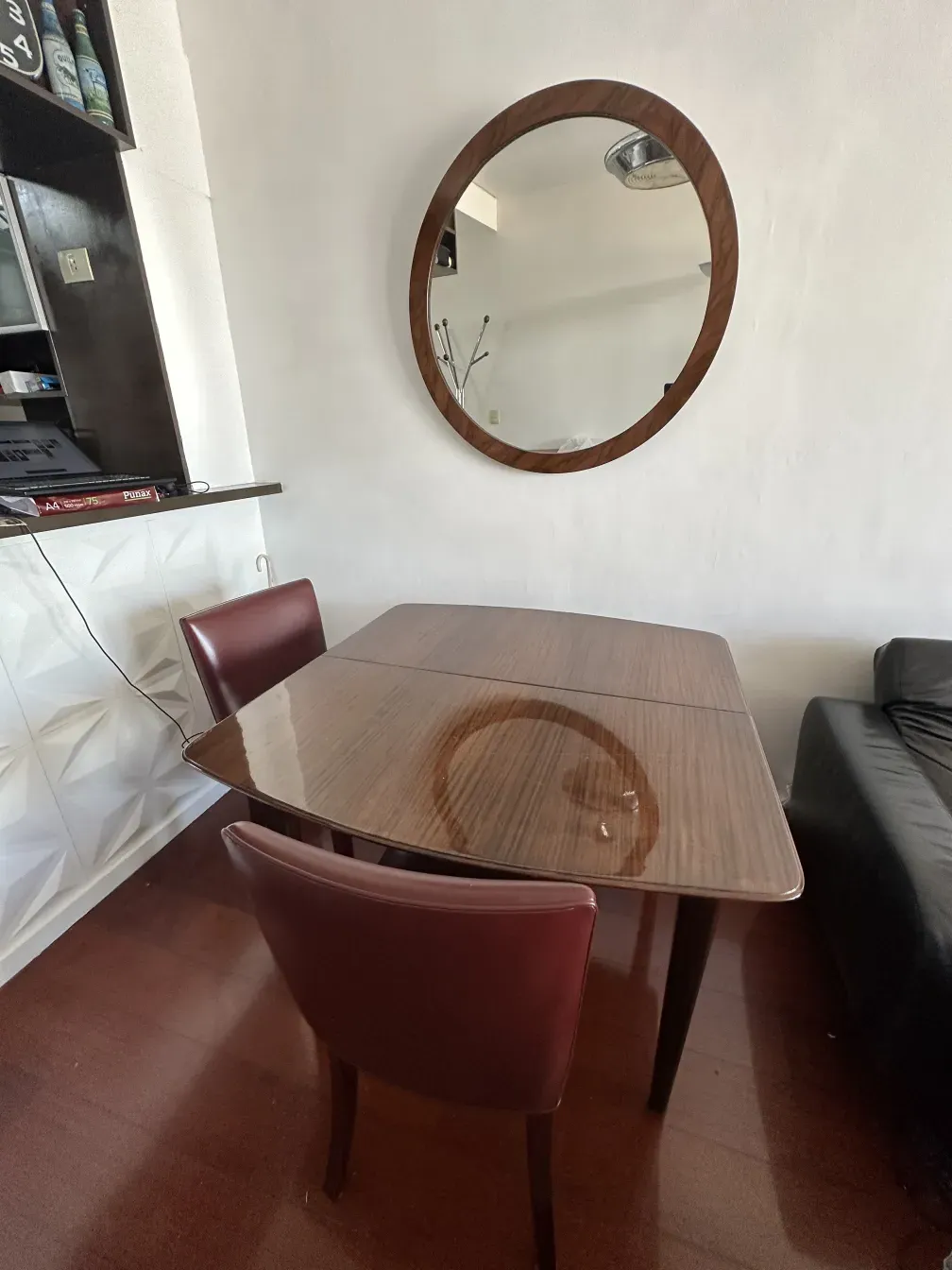 आठ प्राचीन कुर्सियाँ जिनमें दृश्य विशेषताएँ हैं।