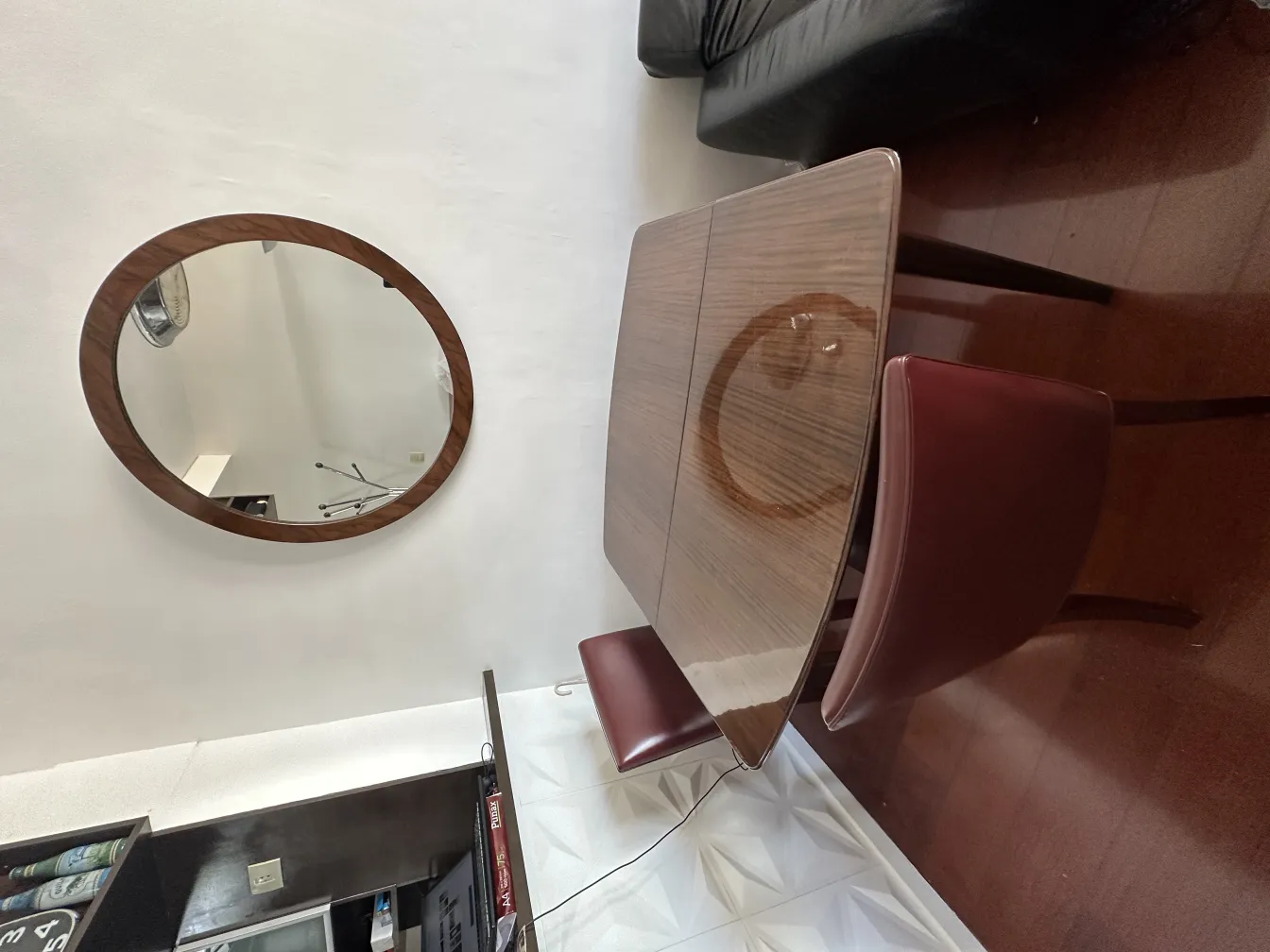 복원용으로 시각적으로 표현된 여덟 개의 고전적인 의자.