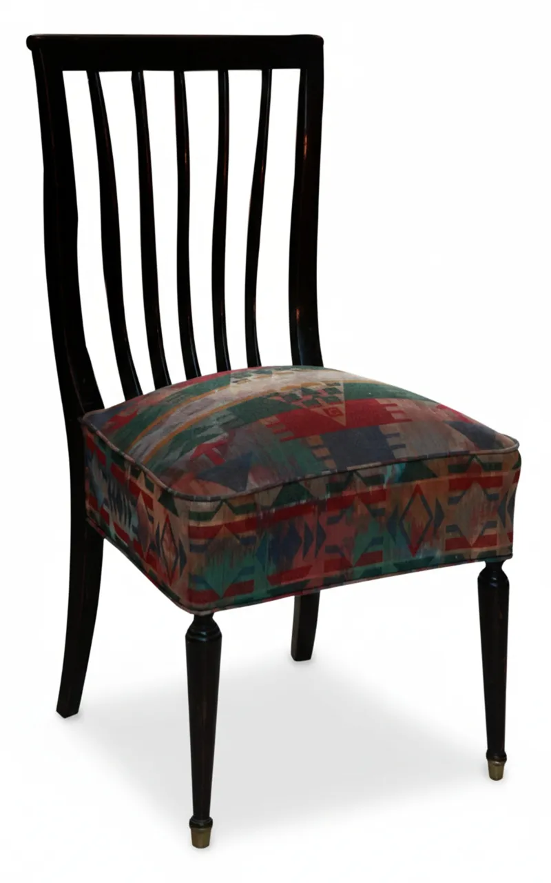 huit chaises anciennes, couleur sombre avec des coussins colorés, fond neutre.
