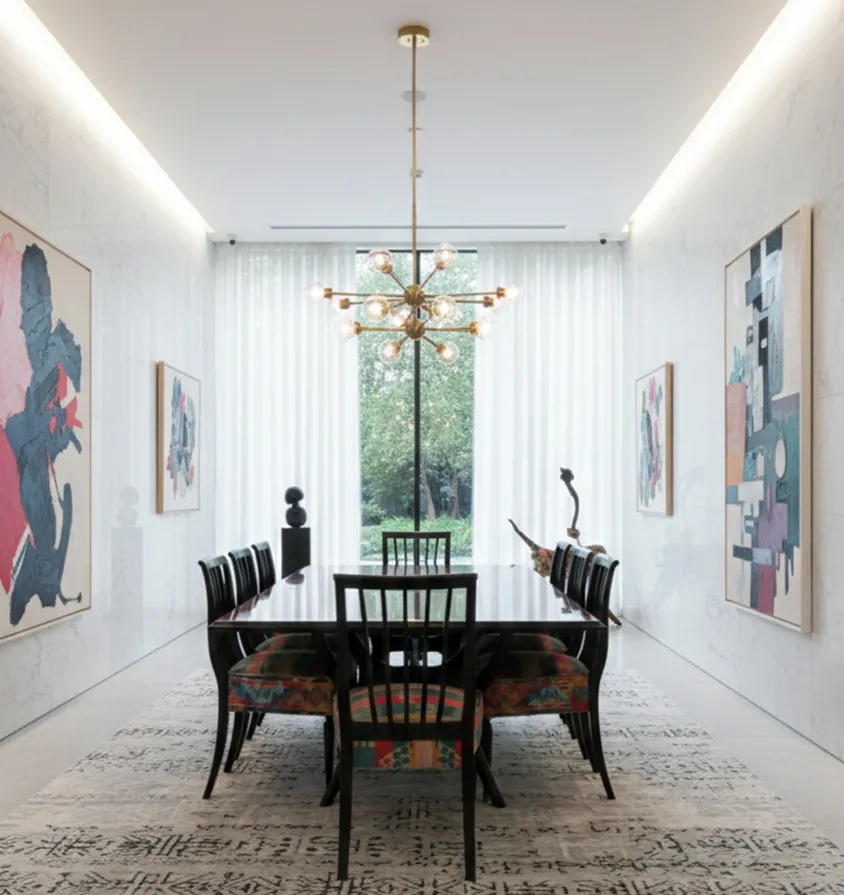 otto sedie antiche da restaurare in una moderna sala da pranzo.