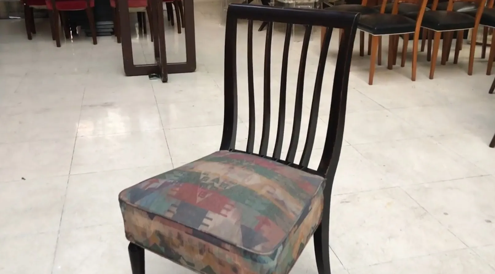 Ocho sillas antiguas con un diseño colorido y un ambiente nostálgico