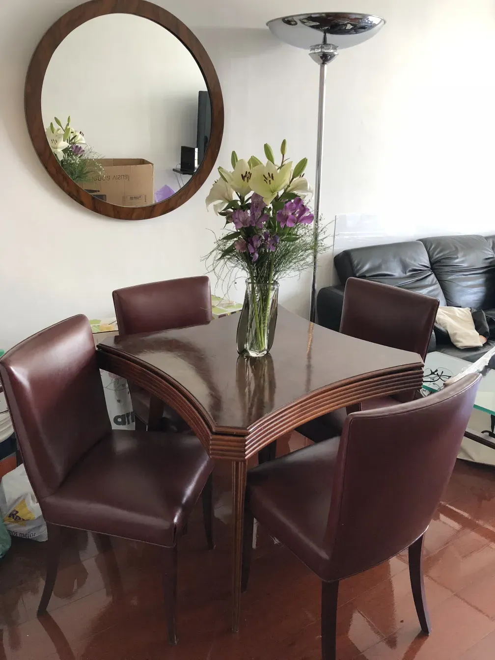 Oito cadeiras antigas em um ambiente acolhedor com flores