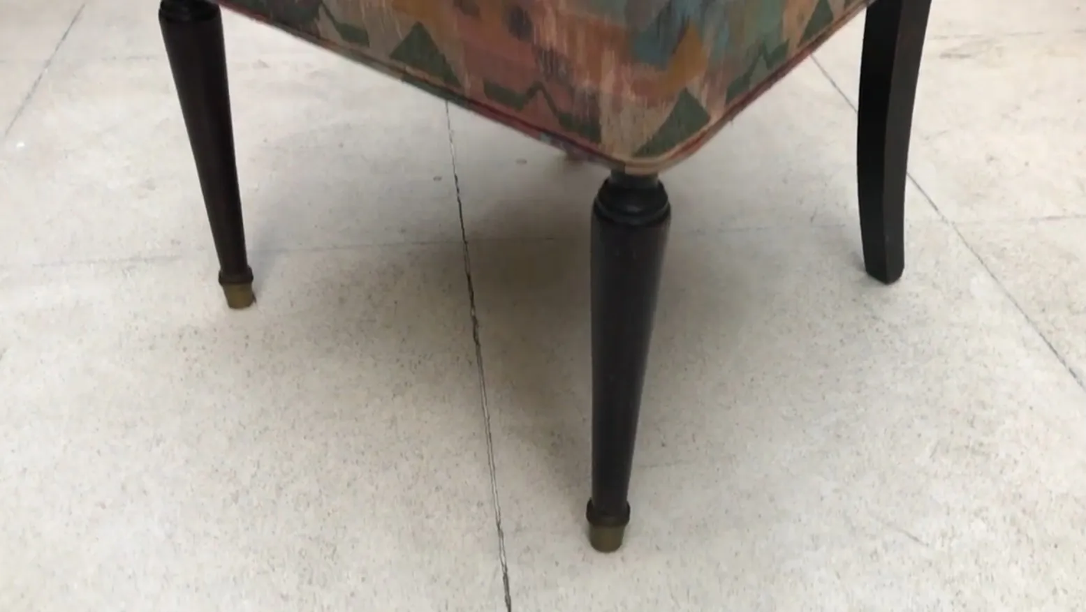 Huit chaises antiques pleines de charme, idéales pour restaurer dans un cadre accueillant.