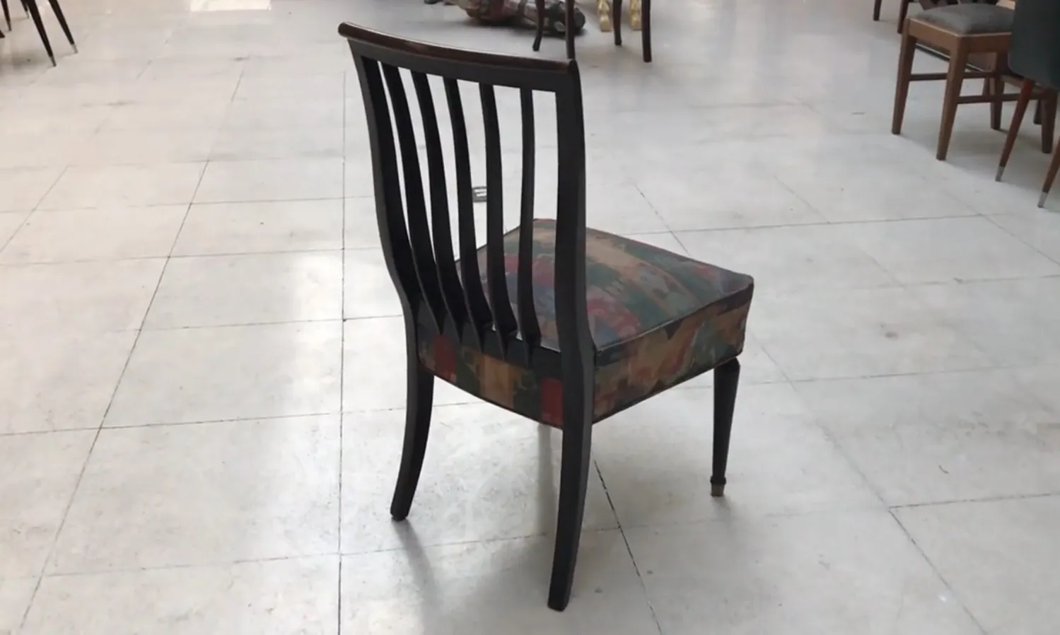 Vue latérale de 8 chaises antiques à restaurer dans un cadre spacieux