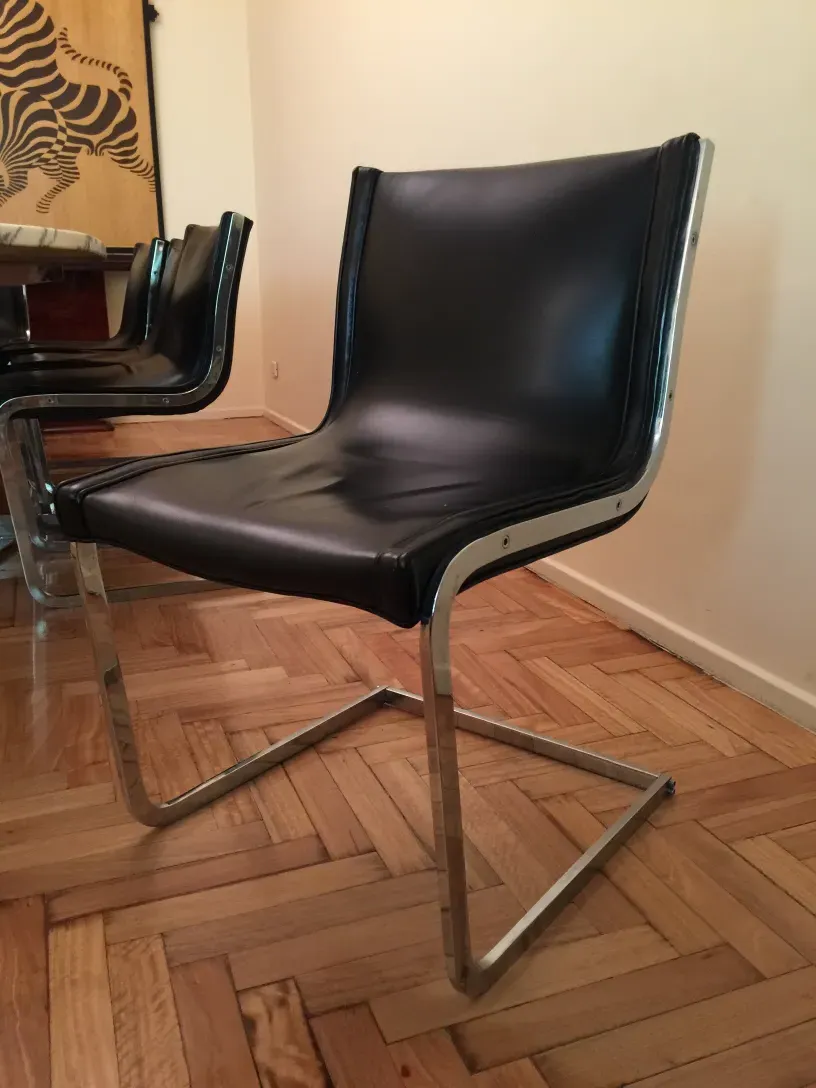 Vue latérale de 10 chaises anciennes dans un cadre accueillant.