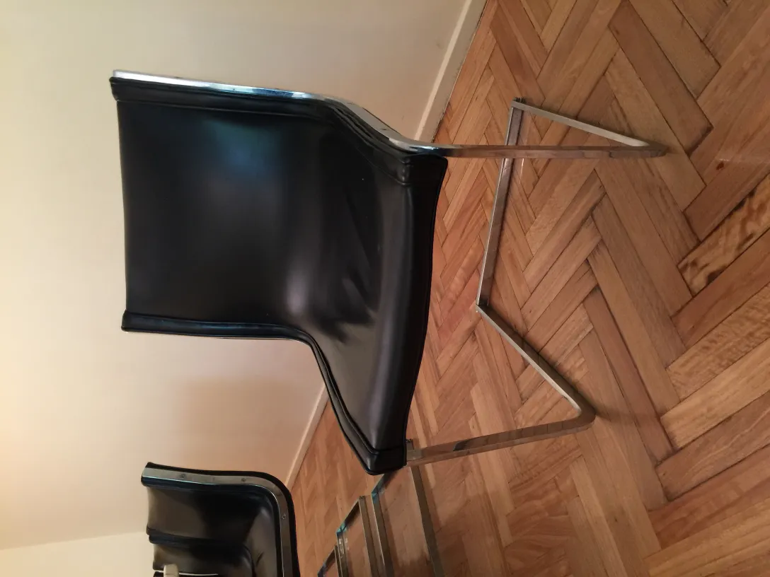 conjunto de 10 cadeiras antigas para restaurar em um ambiente moderno