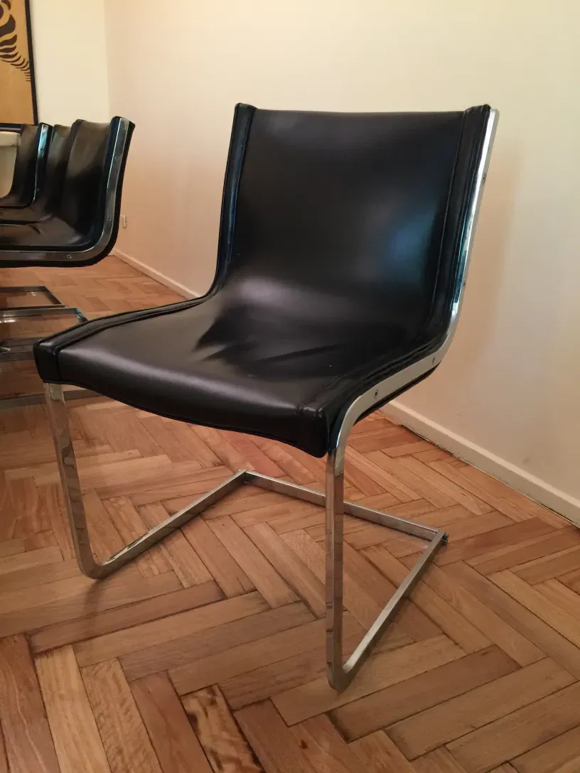 Conjunto de 10 sillas antiguas en un ambiente elegante, perfectas para restaurar.