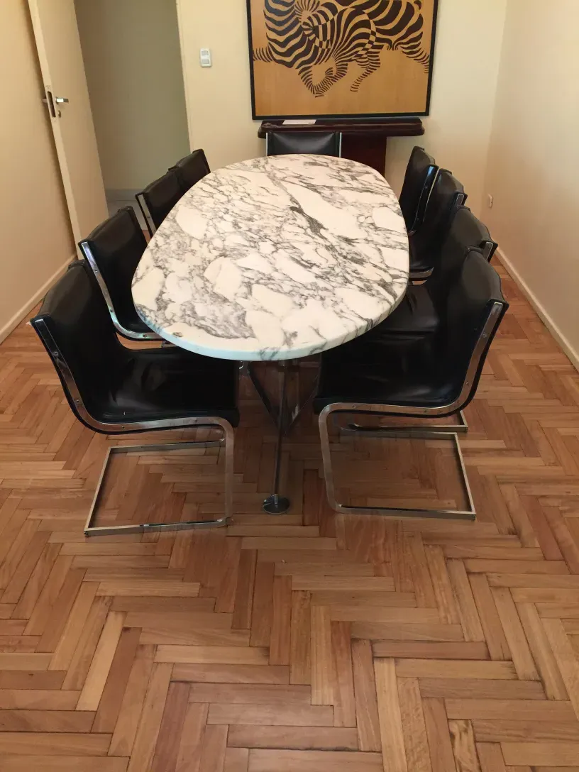 Set aus 10 antiken Stühlen in einer gemütlichen Umgebung, ideal zum Restaurieren.