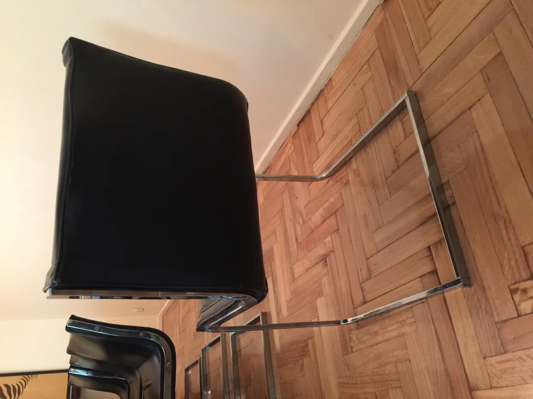 Vista lateral de cadeiras antigas em um ambiente descontraído.