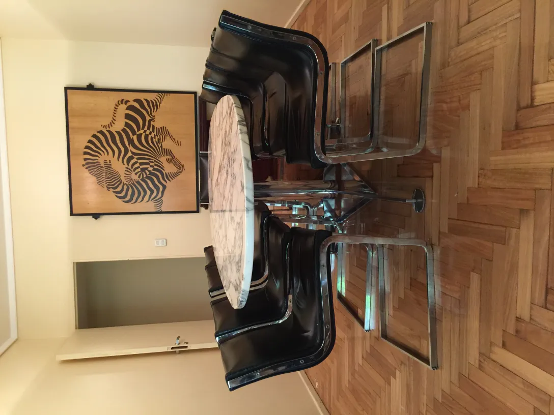 10 sedie antiche attorno a un tavolo rotondo, atmosfera accogliente