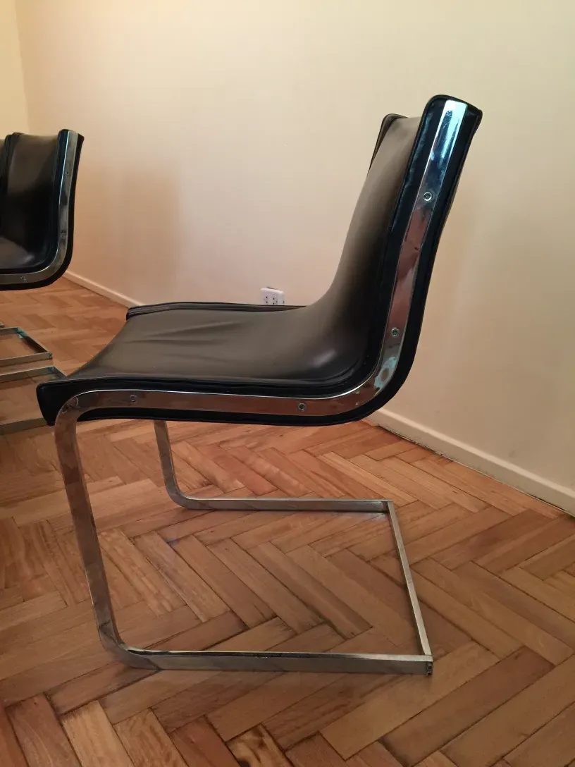 10 chaises anciennes dans un cadre accueillant, parfaites pour la restauration