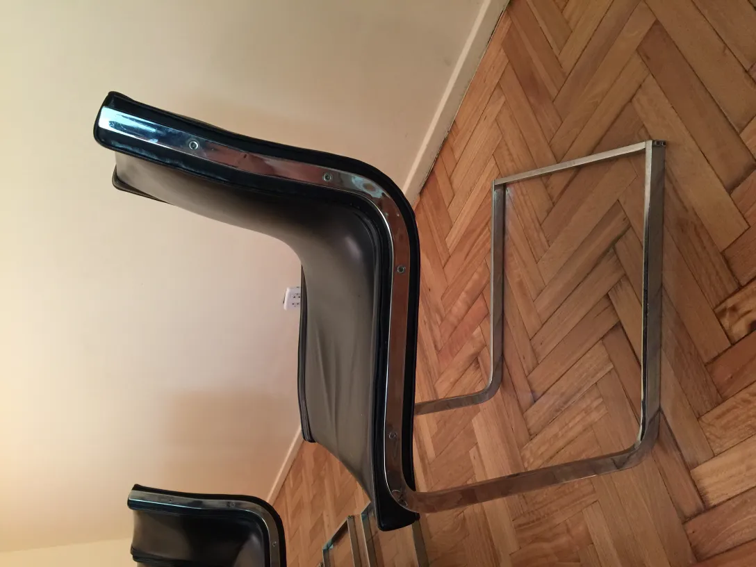 10 sedie antiche in un ambiente accogliente, perfette per la restaurazione