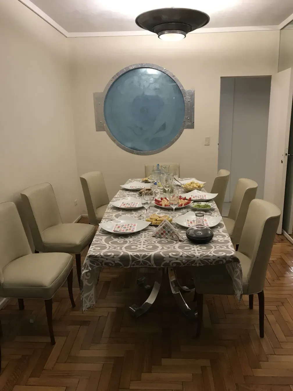 10 cadeiras antigas em um ambiente elegante de jantar