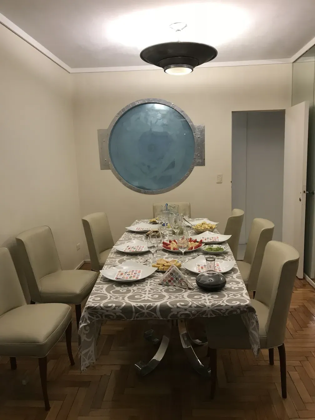 10 antike Stühle um einen dekorierten Tisch, gemütliche Atmosphäre