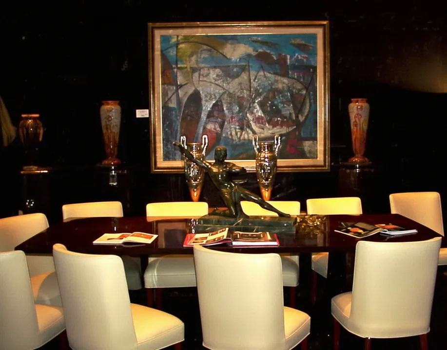 우아한 환경에 놓인 고전 의자 세트