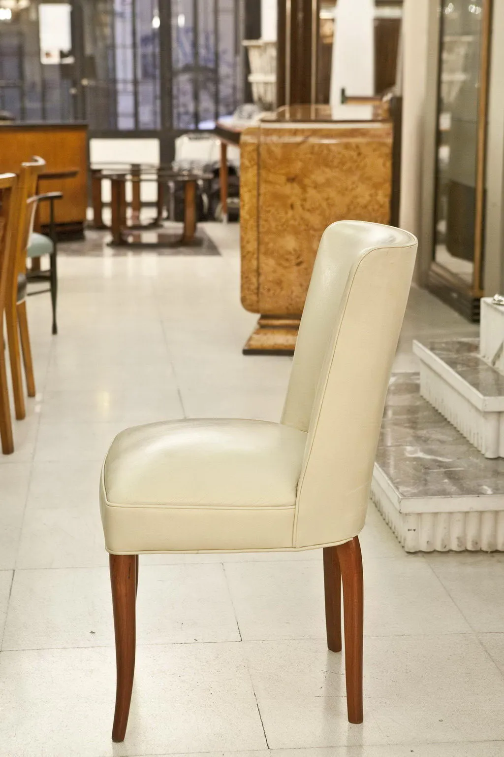 sillas antiguas en un entorno de anticuariado con detalles decorativos