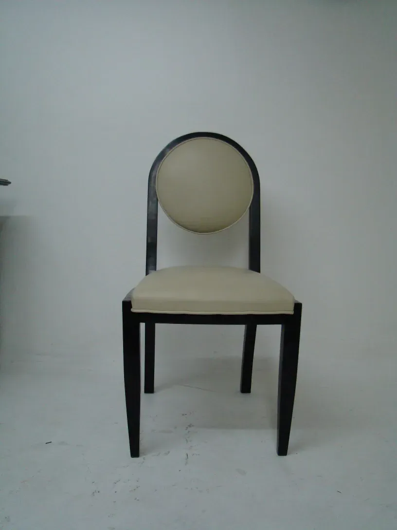 12 antike Stühle mit modernem Design in neutraler Umgebung