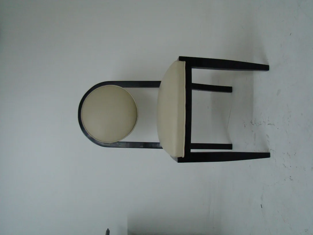 12 sedie antiche con design moderno in un ambiente neutro