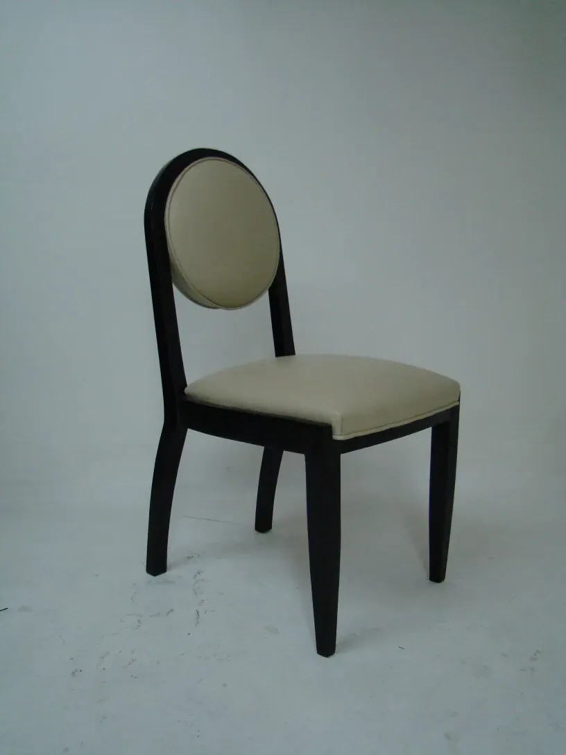 Conjunto de 12 cadeiras antigas para restauração, em um ambiente claro.