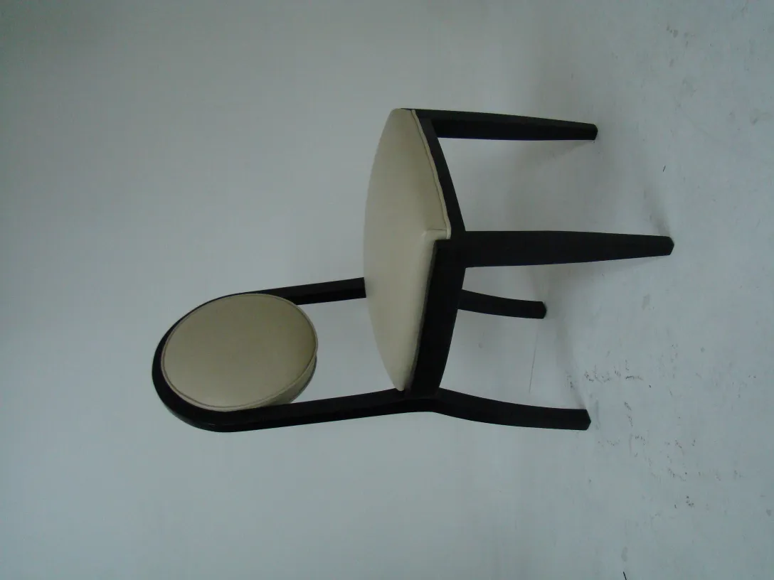 12把古老的椅子，适合恢复，置于明亮的环境中。