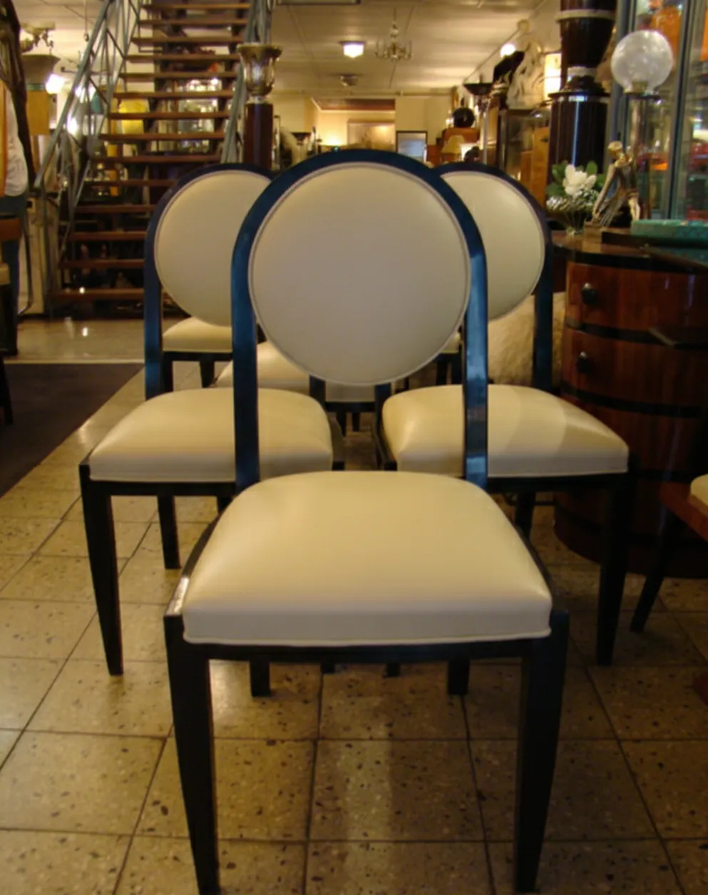 12 chaises antiques avec un design classique à restaurer dans un cadre accueillant.