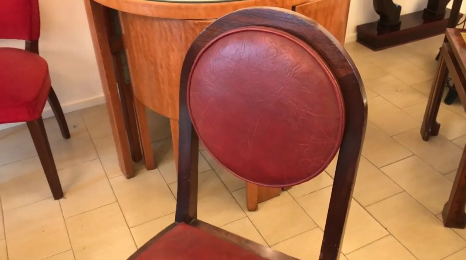 Vue de chaises anciennes avec rembourrage rouge et fond de mobilier