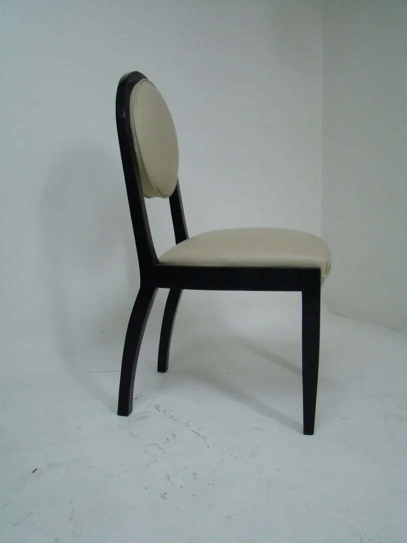 Chaise ancienne de couleur claire avec un design simple, parfaite pour restaurer dans un cadre neutre.