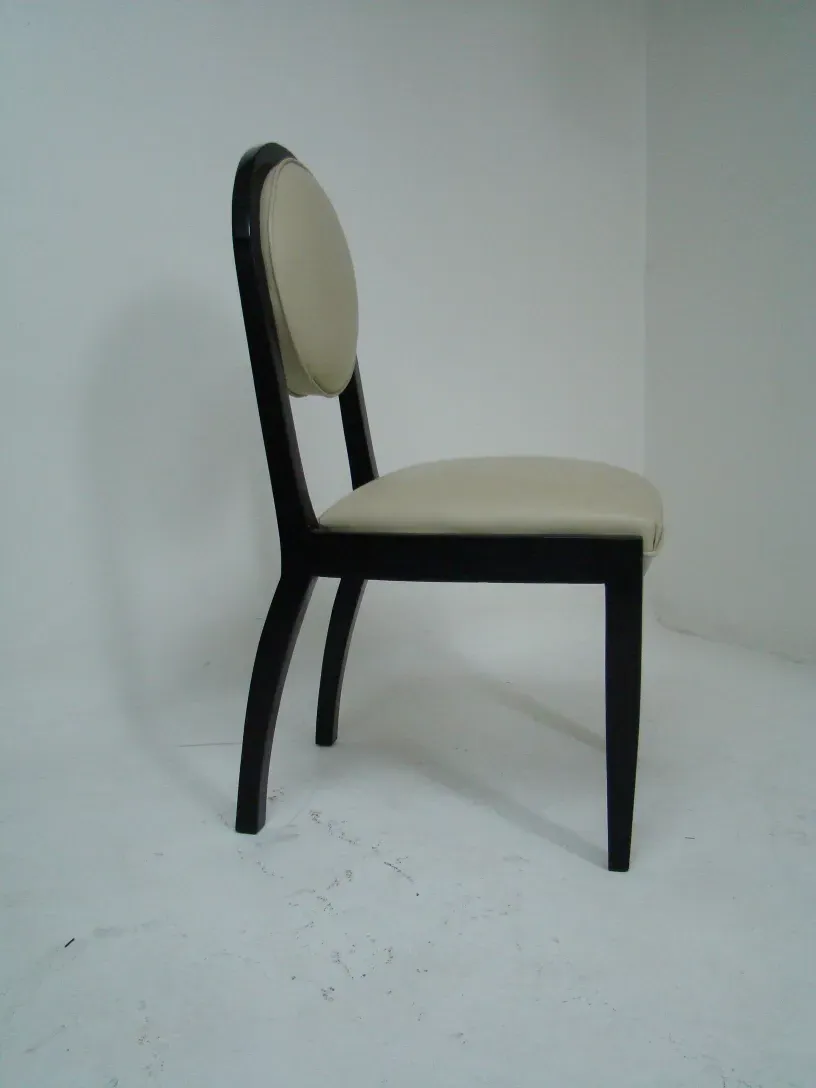 Vista de 12 sillas antiquas en un entorno simple