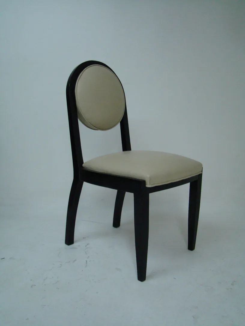 sillas antiguas, asiento beige, estilo simple, fondo claro