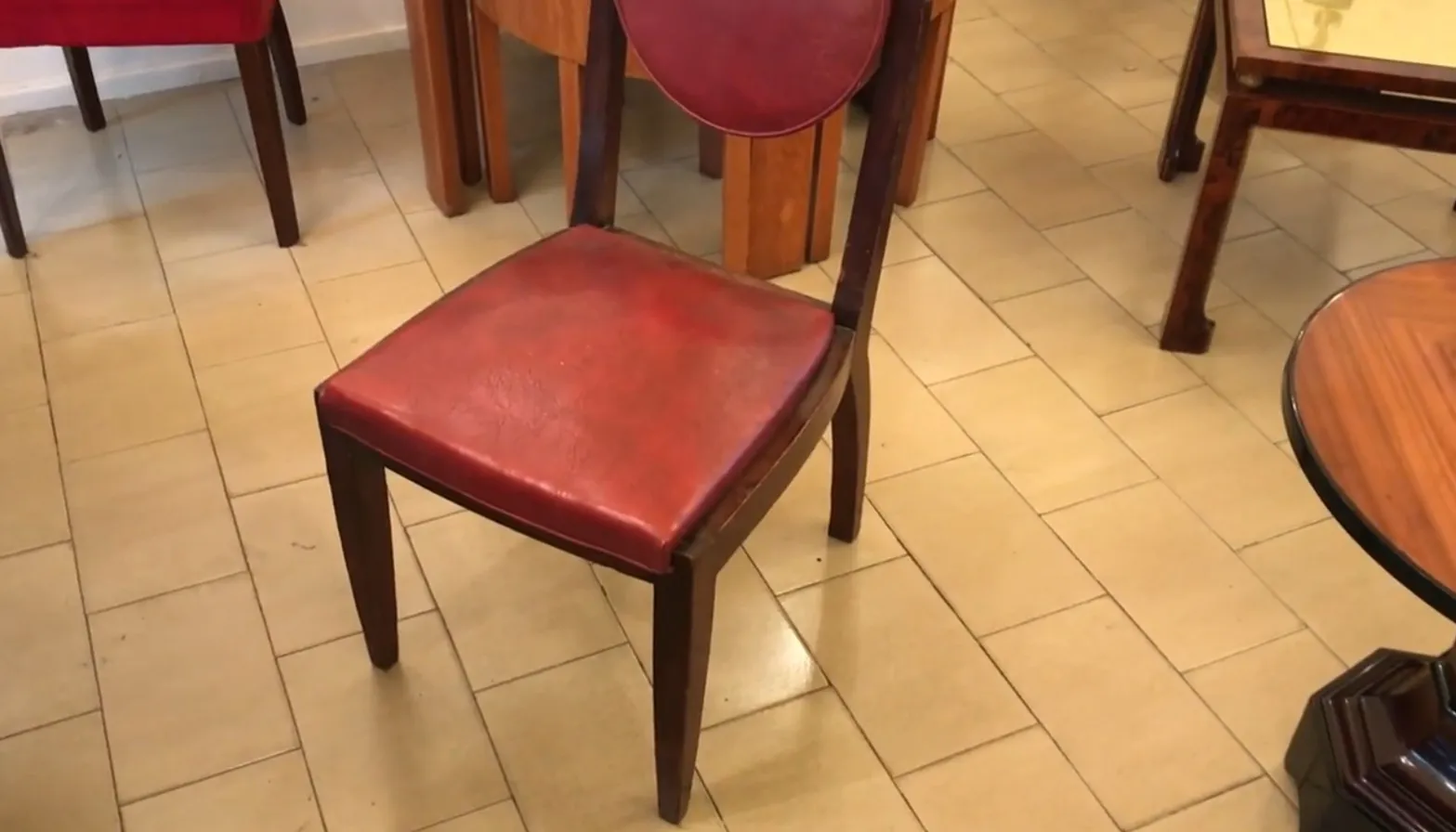 12 كراسي قديمة مع طاولات خشبية