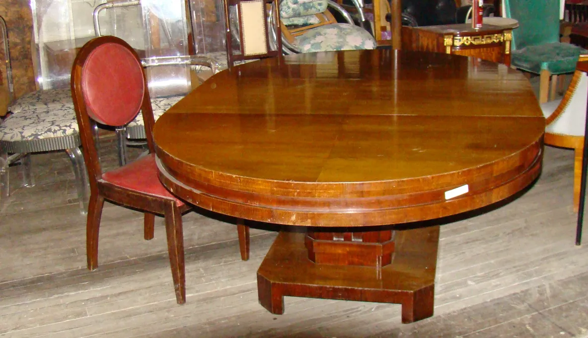 12 chaises antiques dans un espace décoré avec un design classique et élégant