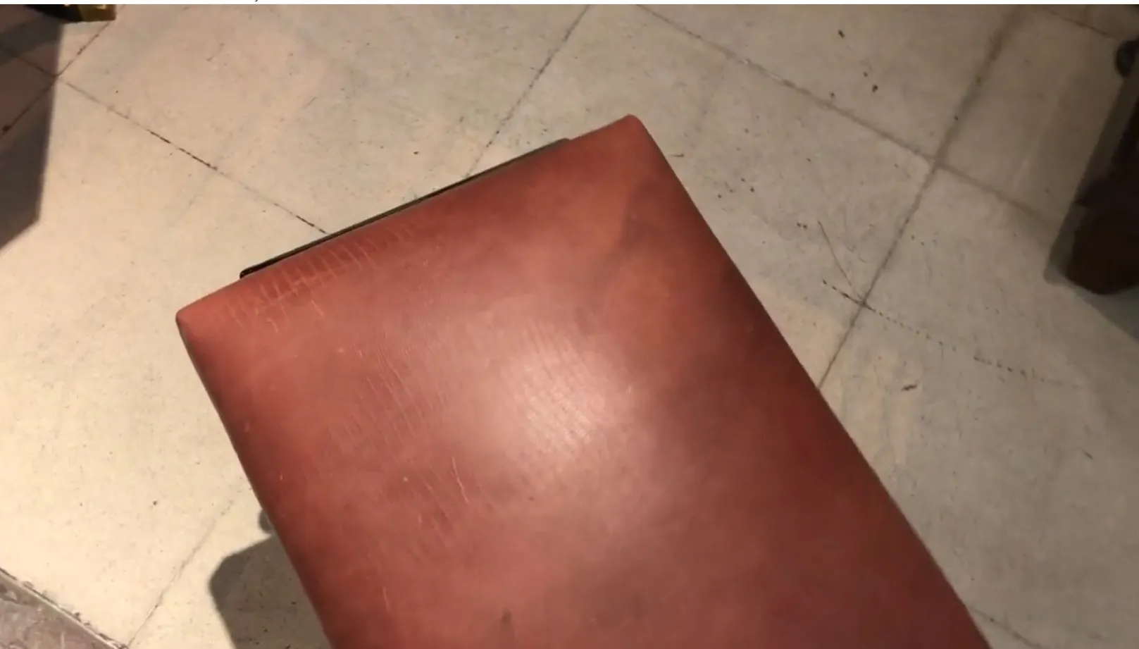 Banqueta antiga com um design atraente em um ambiente acolhedor.