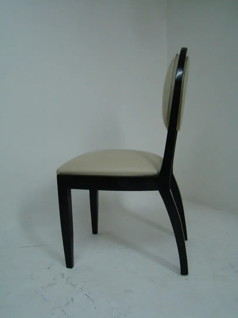 Chaises anciennes prêtes à restaurer dans un cadre neutre.