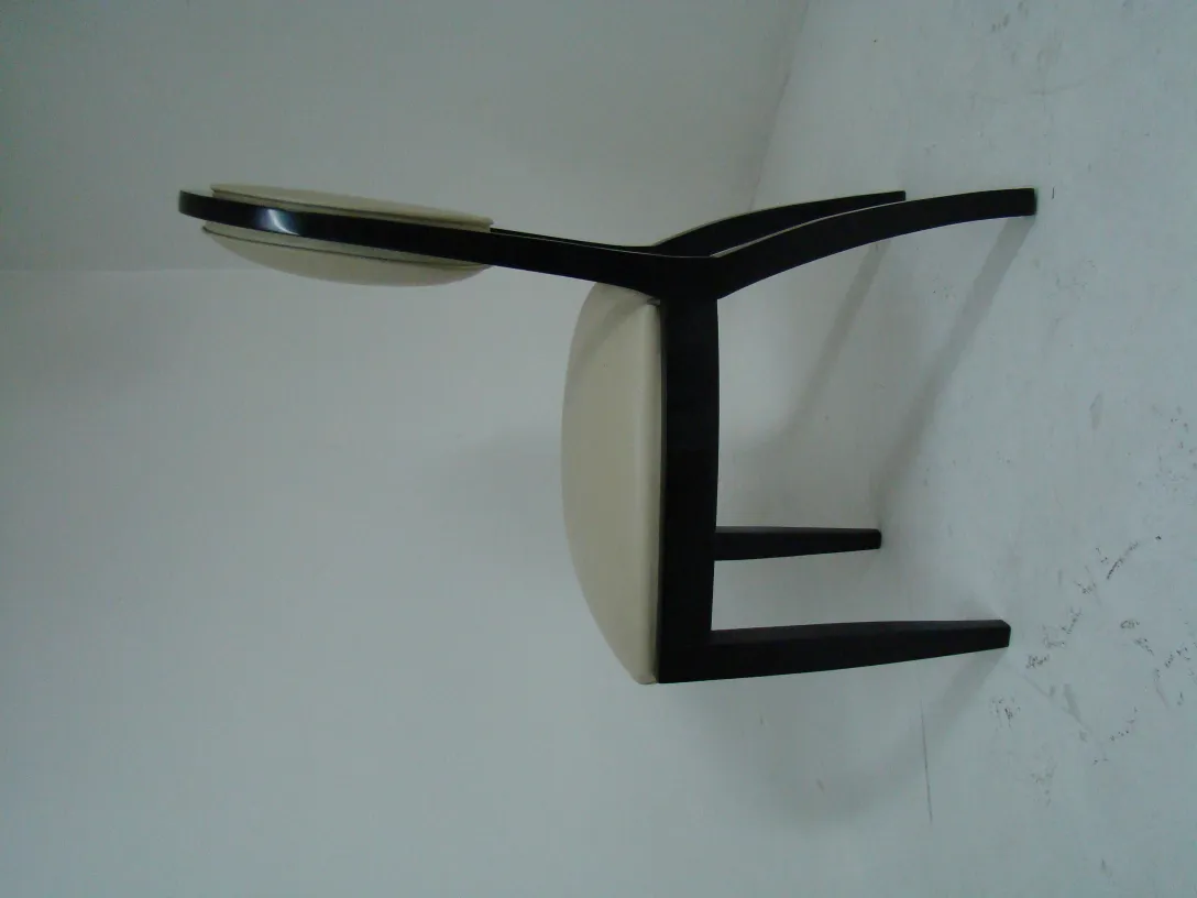 Антикварные стулья готовы к реставрации в нейтральной обстановке.