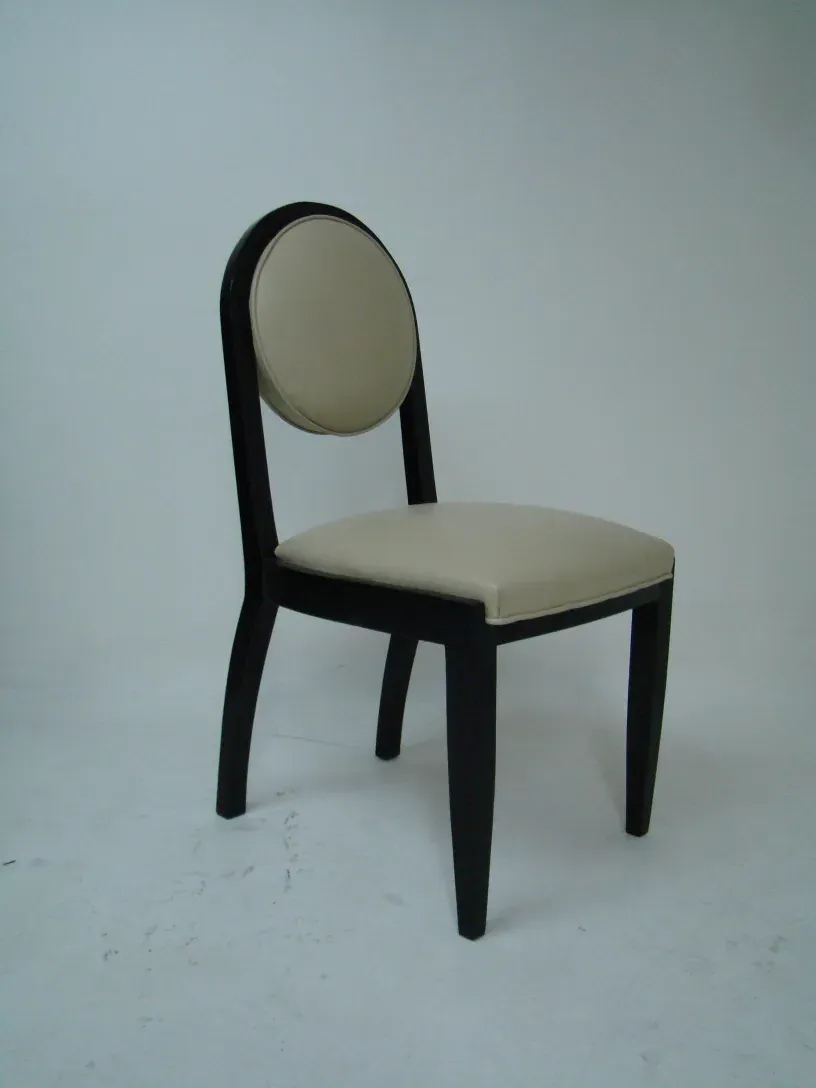 12 antike Stühle in einer neutralen Umgebung art deco