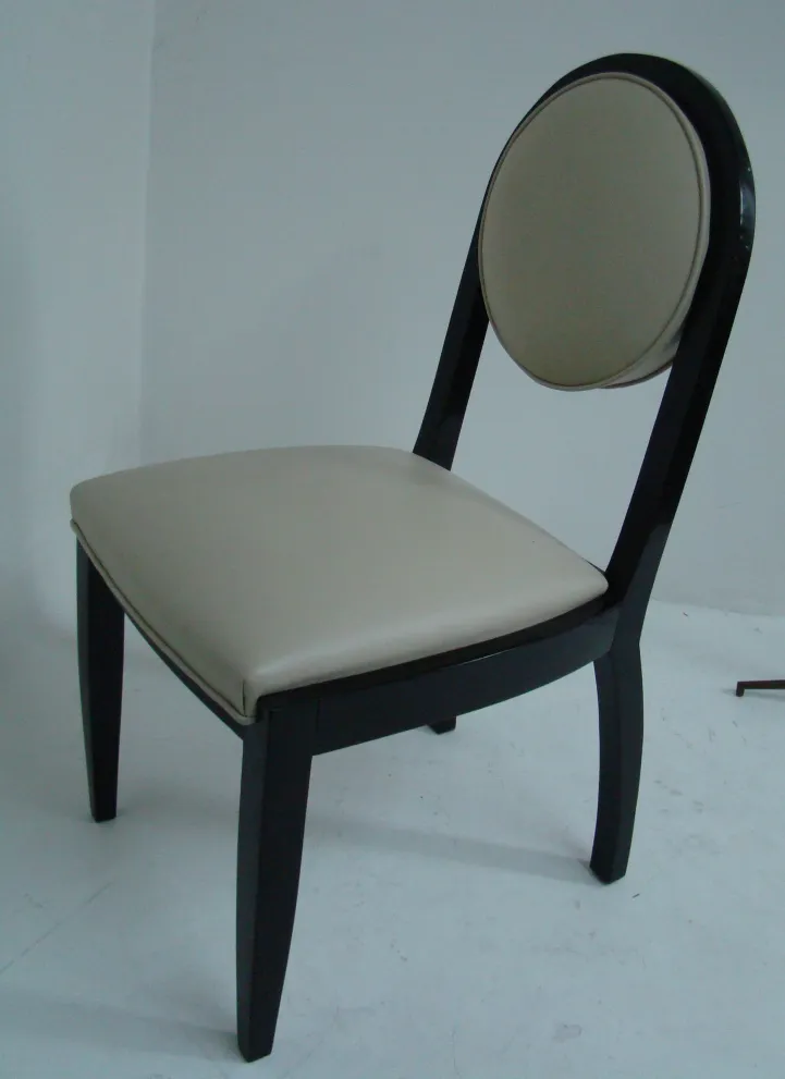 Vue de 12 chaises anciennes à restaurer, détails de design uniques, fond neutre.