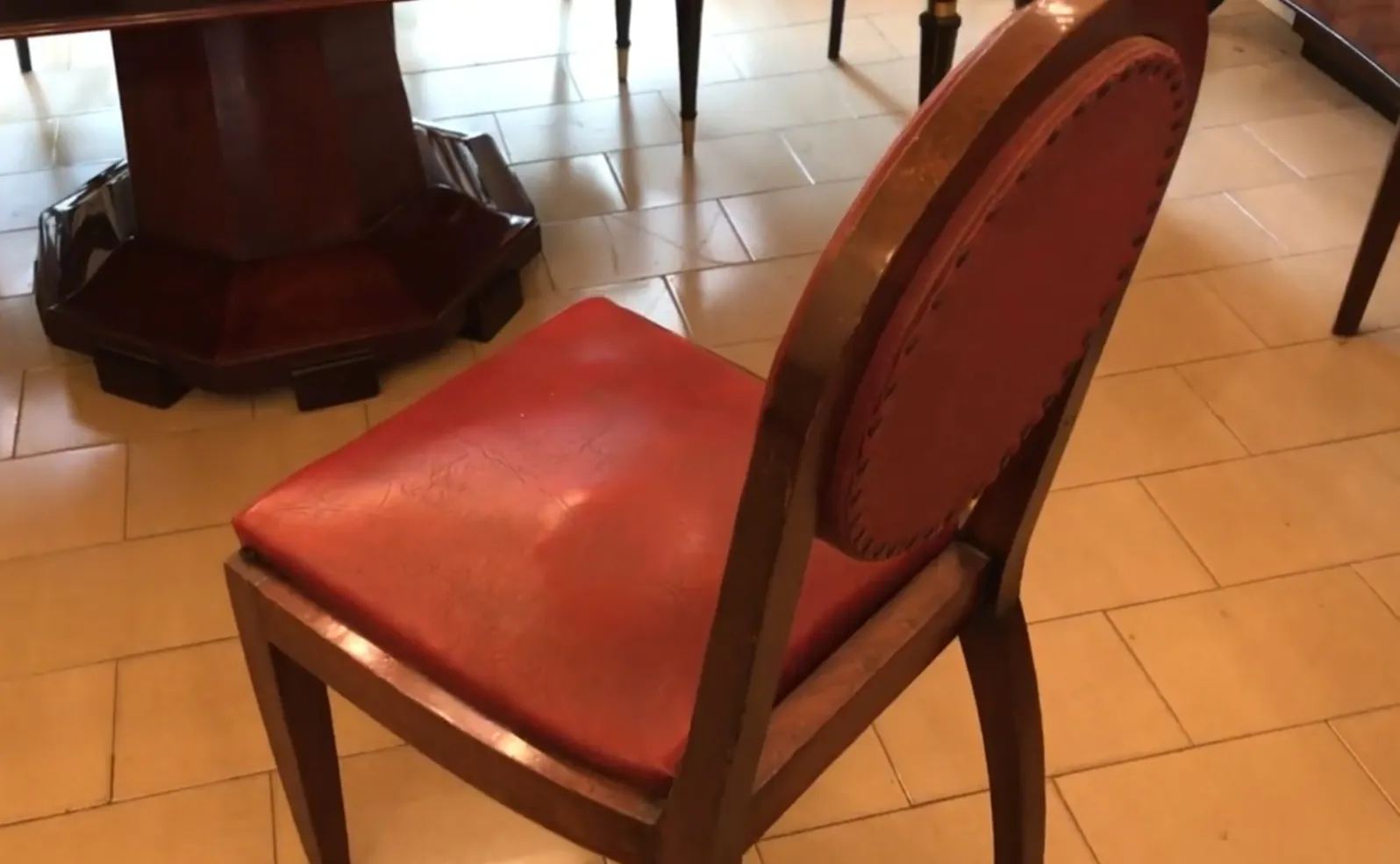 كراسي قديمة مبطنة بالأحمر في بيئة زخرفية.