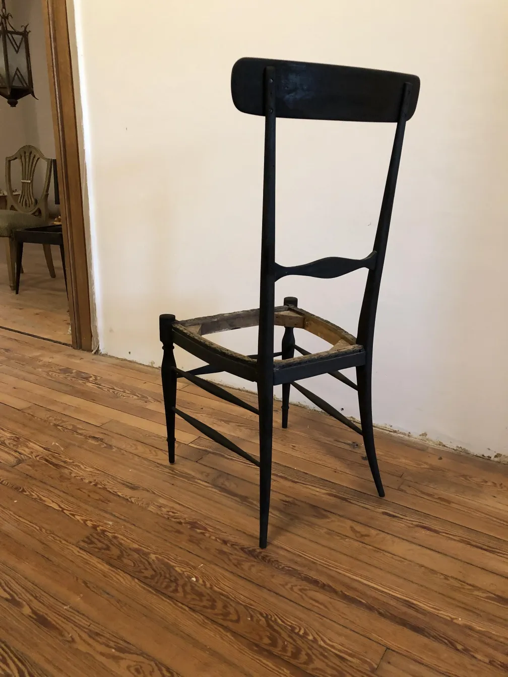 10脚の古い椅子が復元環境に