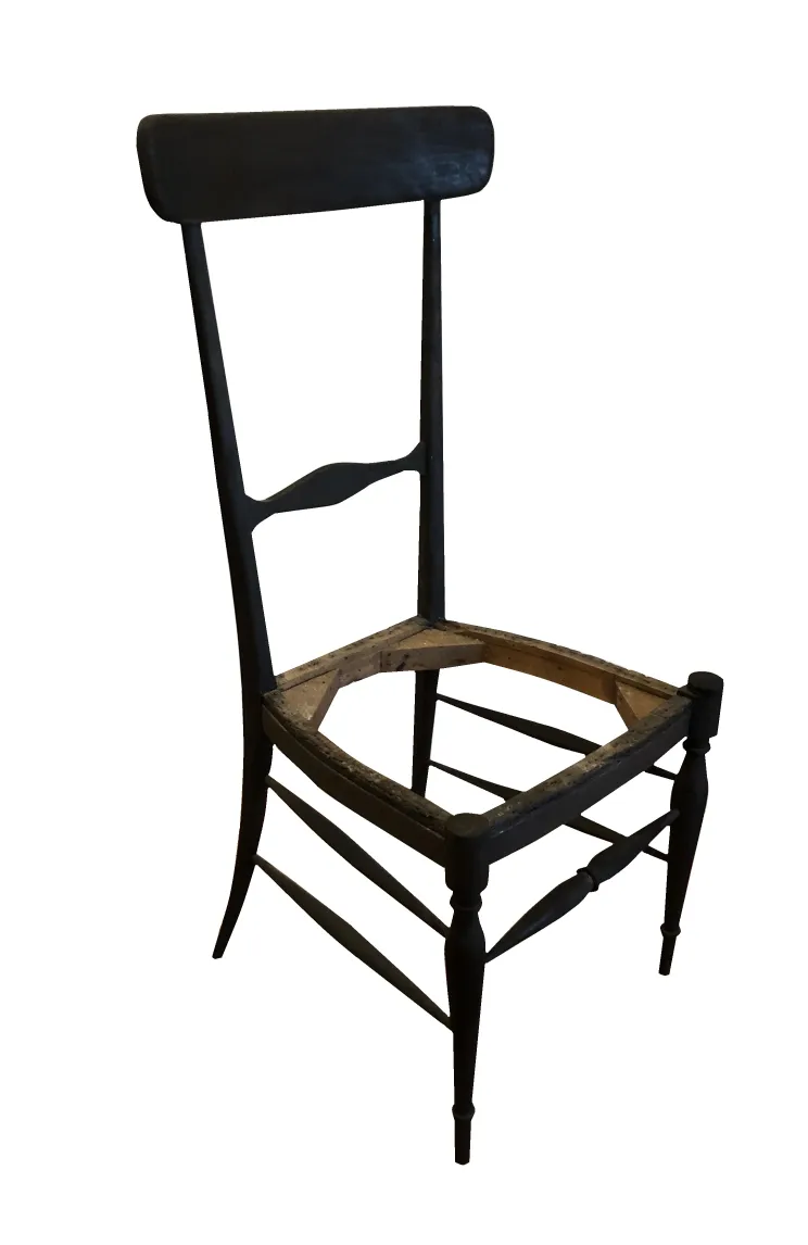 Ensemble de 10 chaises anciennes à restaurer, dans un cadre classique.