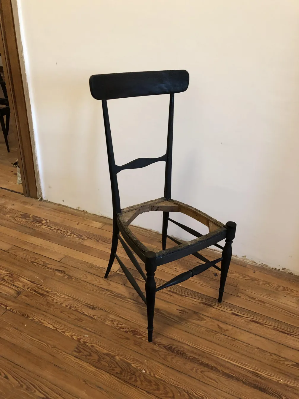 10 chaises anciennes à restaurer dans un cadre simple