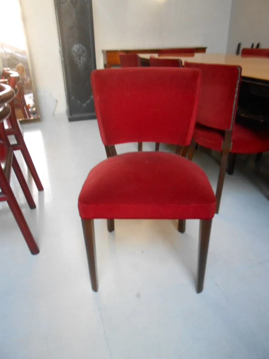 10 chaises anciennes de couleur rouge et marron dans un cadre classique