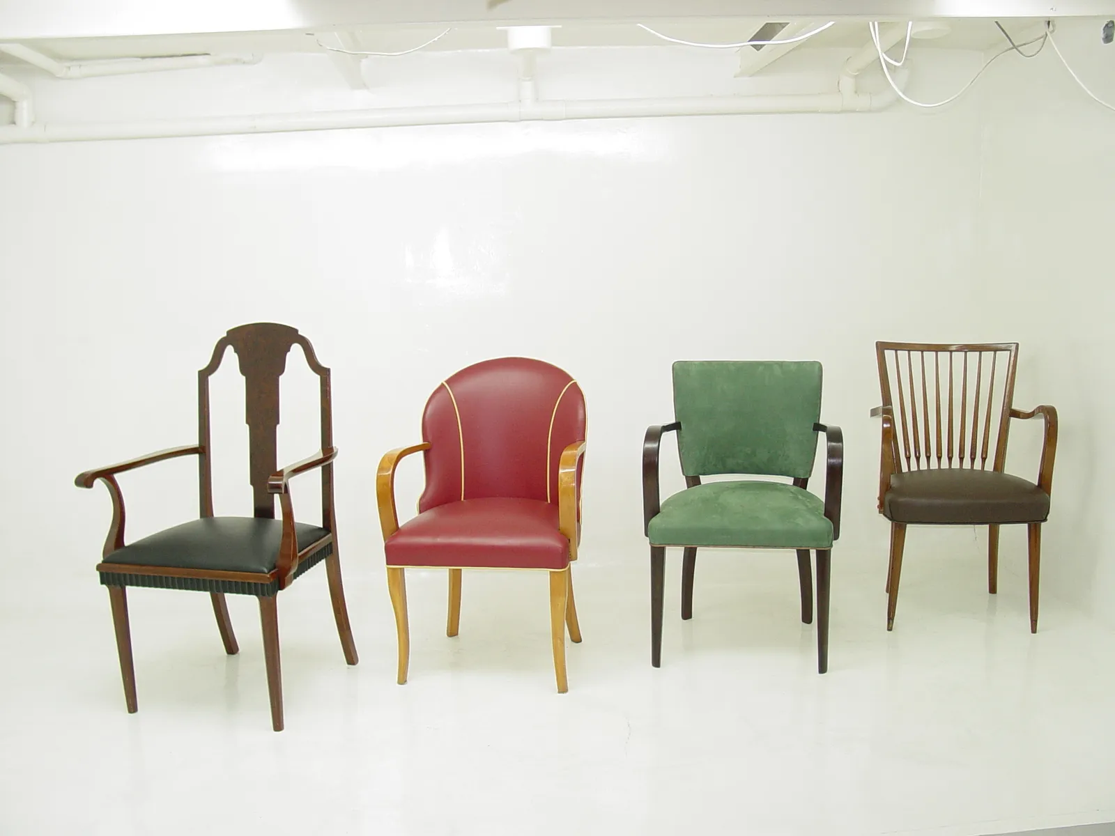 Conjunto de 10 cadeiras antigas para restaurar, variado design em um ambiente limpo.