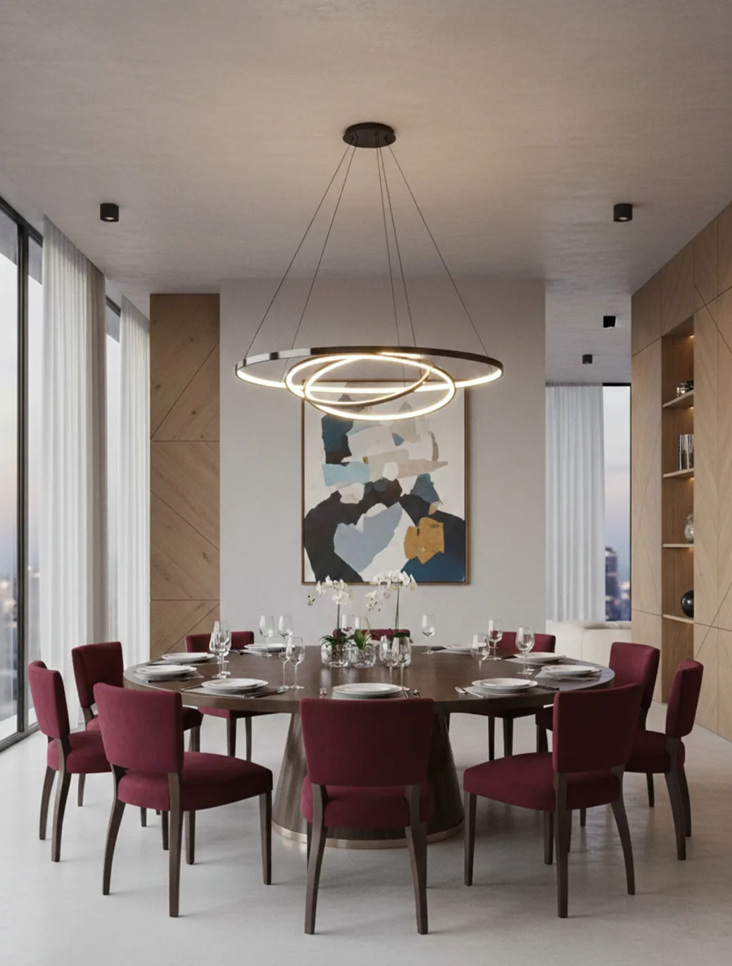 10 antike Stühle zur Restaurierung um einen eleganten runden Tisch mit Blumen und Geschirr