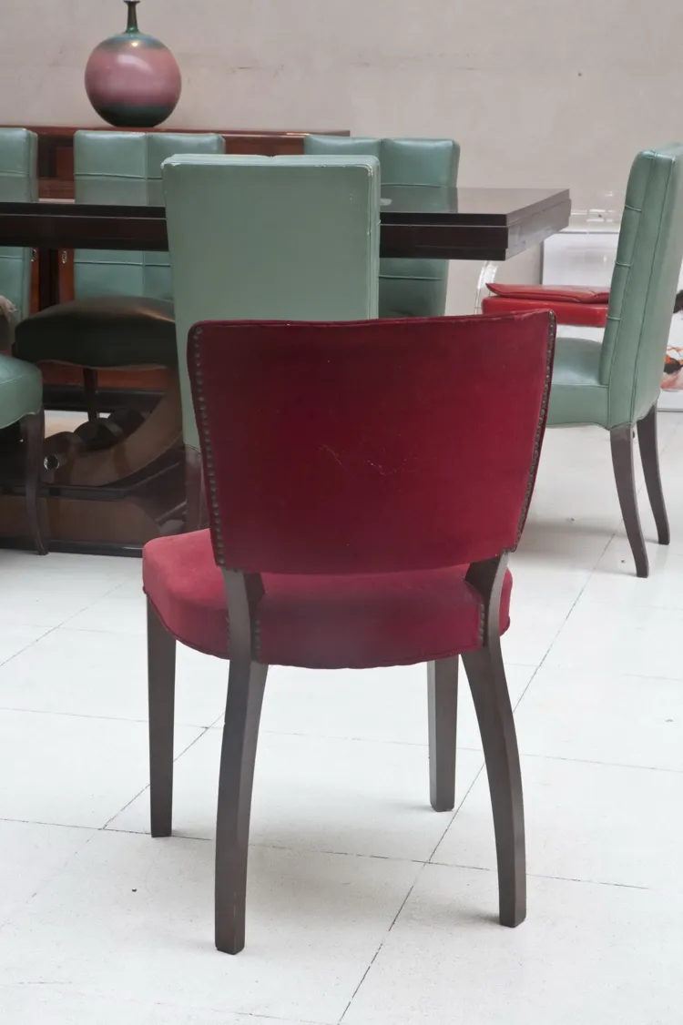 Vue de 10 chaises anciennes dans un cadre simple, certaines usées