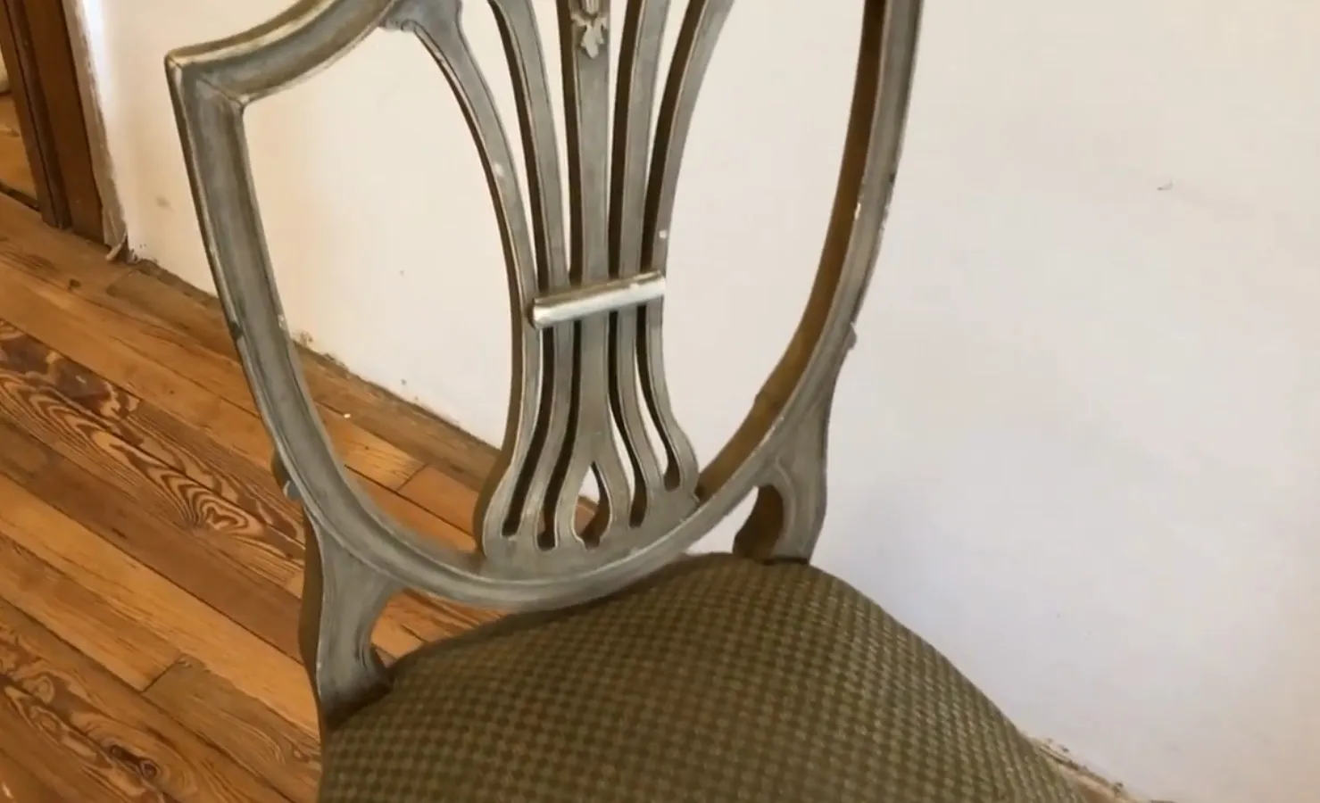 Set aus 10 antiken Stühlen maison jansen in einladendem Umfeld