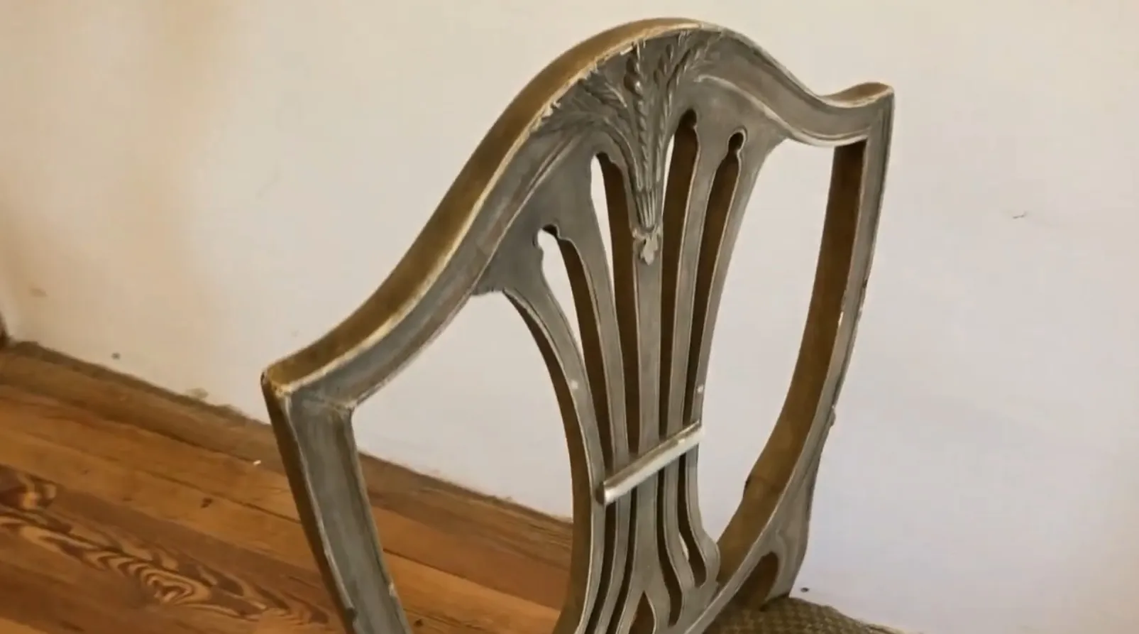 10 chaises anciennes dans une pièce, conception élaborée, ambiance simple